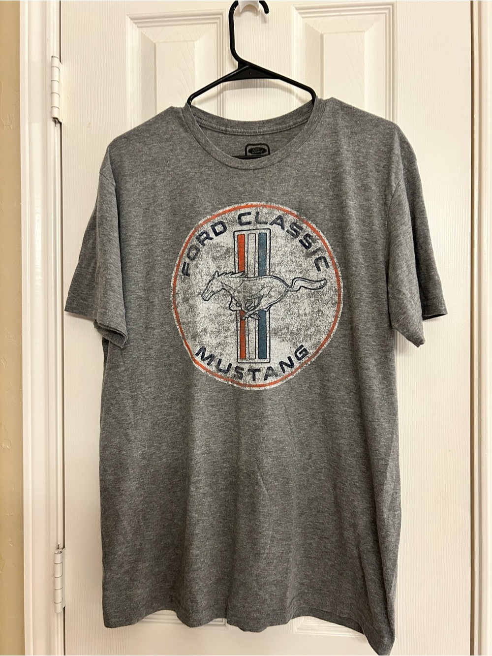 NWOT Official Ford Mustang Short Sleeve Car Logo T-Shirt Men's Size Large Gray